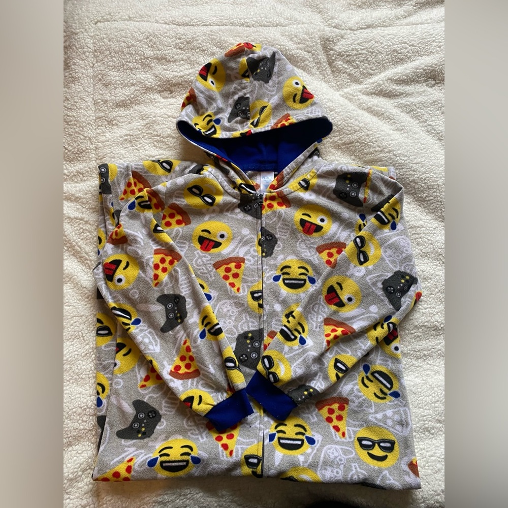 The Children’s Place size boy’s 16 emoji pijama.